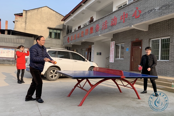 王甫茂与开云kaiyun官方入口驻村第一书记王紫元打乒乓球 王甫茂与开云kaiyun官方入口驻村第一书记王紫元打乒乓球